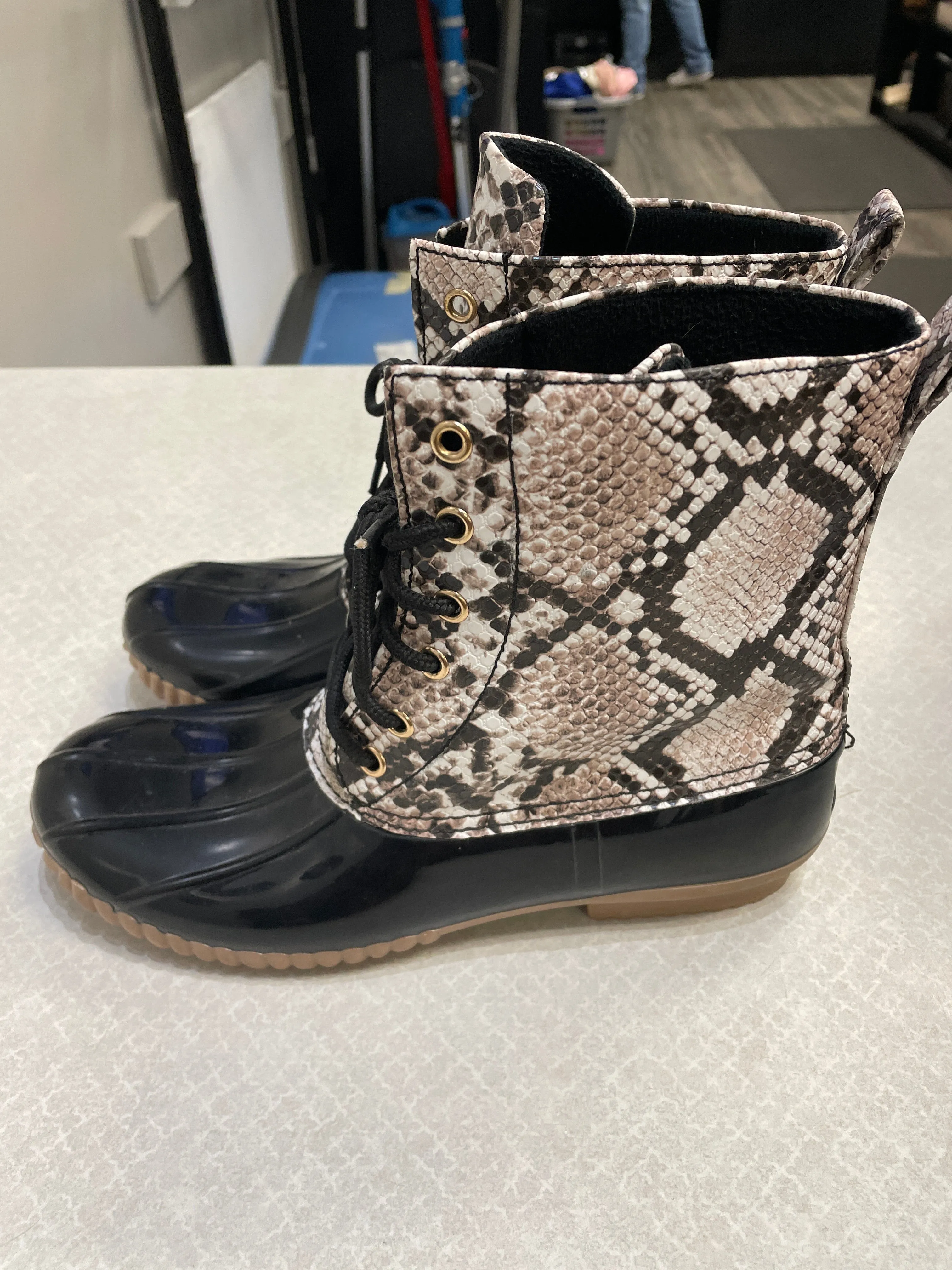 Boots Snow By Clothes Mentor In Snakeskin Print, Size: 8.5