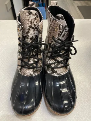 Boots Snow By Clothes Mentor In Snakeskin Print, Size: 8.5