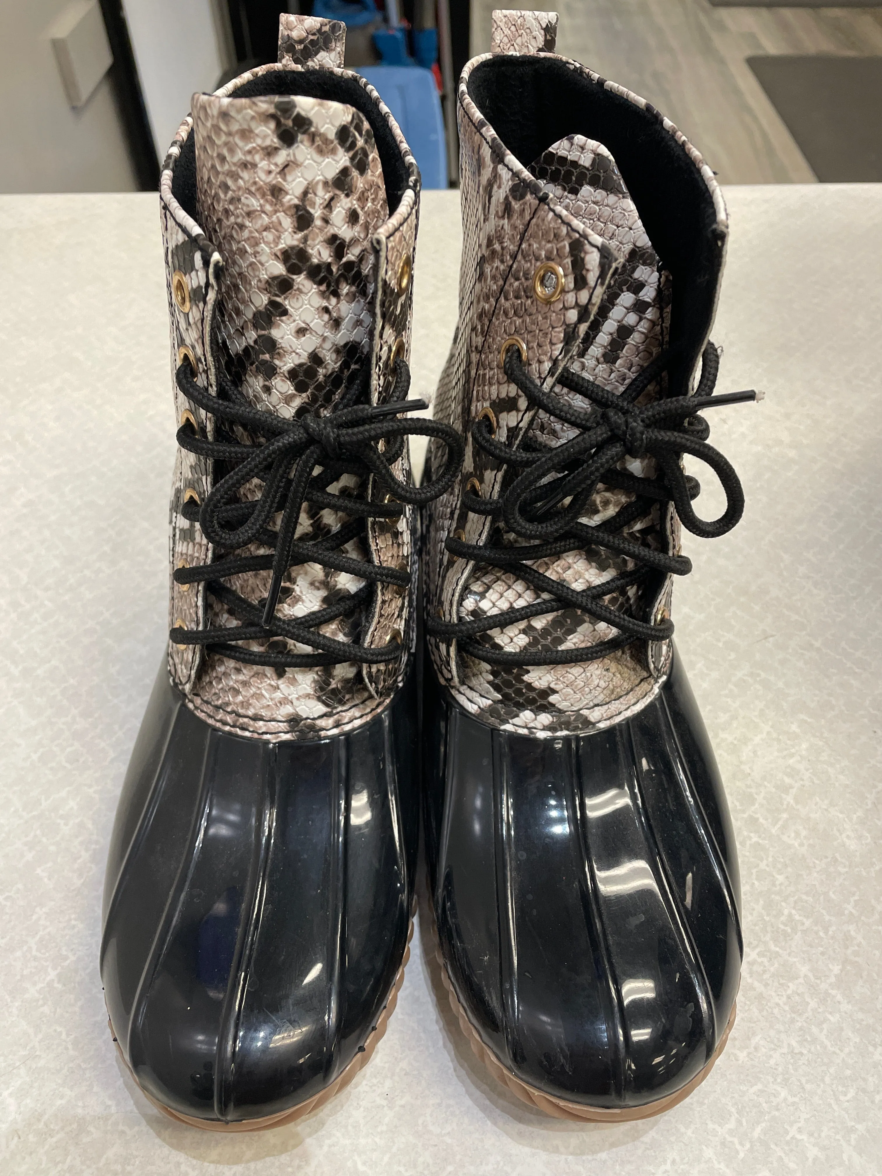 Boots Snow By Clothes Mentor In Snakeskin Print, Size: 8.5